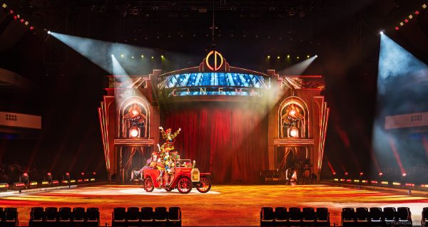 Clowns und Zirkus-Performance auf dem Eis bei Cinema of Dreams