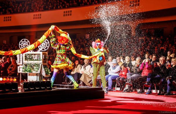 Bunte Zirkuswelt mit Clowns in der Show Cinema of Dreams