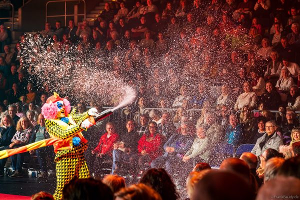 Bunte Zirkuswelt mit Clowns in der Show Cinema of Dreams