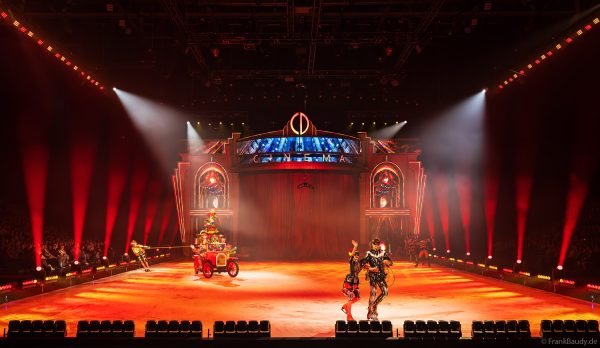 Clowns und Zirkus-Performance auf dem Eis bei Cinema of Dreams