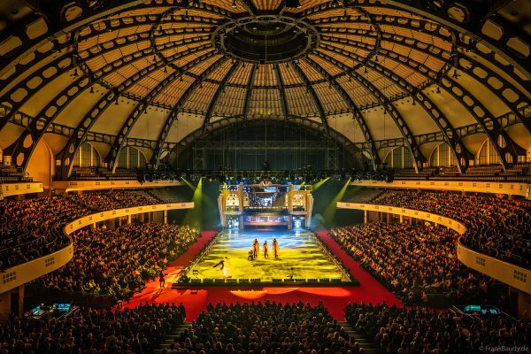 Internationale Eiskunstläufer:innen verzaubern das Publikum bei HOLIDAY ON ICE – CINEMA OF DREAMS in Frankfurt