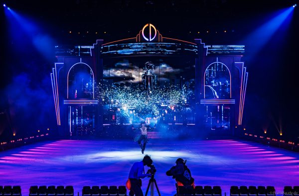 Pyrotechnik-Effekte während der Show Cinema of Dreams