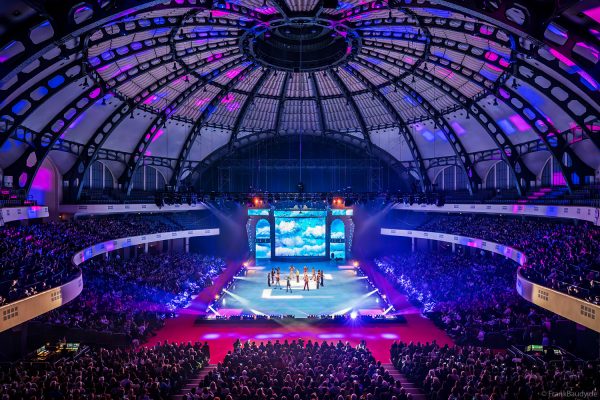 Max Giesinger als Stargast bei CINEMA OF DREAMS von HOLIDAY ON ICE in der Frankfurter Festhalle