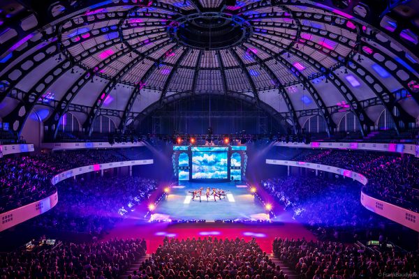 Max Giesinger als Stargast bei CINEMA OF DREAMS von HOLIDAY ON ICE in der Frankfurter Festhalle