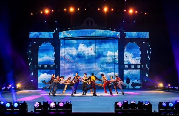 Max Giesinger als Stargast bei CINEMA OF DREAMS von HOLIDAY ON ICE in der Frankfurter Festhalle