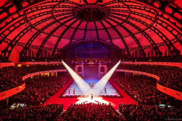 Max Giesinger als Stargast bei CINEMA OF DREAMS von HOLIDAY ON ICE in der Frankfurter Festhalle