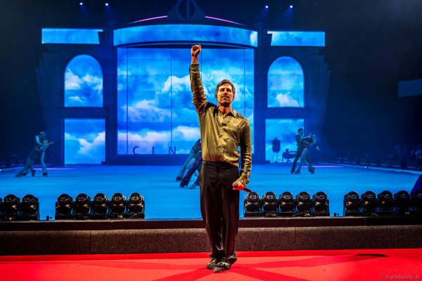 Auftritt von Max Giesinger in CINEMA OF DREAMS bei HOLIDAY ON ICE in Frankfurt