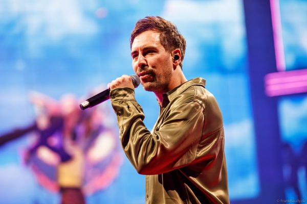 Auftritt von Max Giesinger in CINEMA OF DREAMS bei HOLIDAY ON ICE in Frankfurt