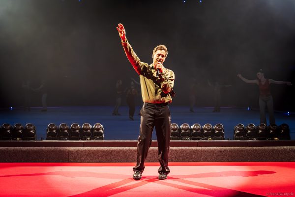 Auftritt von Max Giesinger in CINEMA OF DREAMS bei HOLIDAY ON ICE in Frankfurt