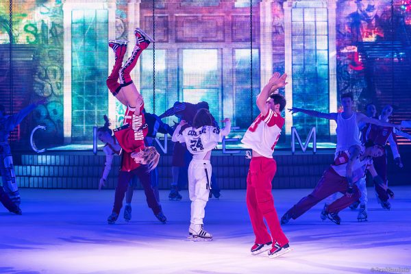 Die Show CINEMA OF DREAMS von HOLIDAY ON ICE begeistert mit spektakulären Sprüngen und Akrobatik