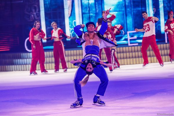 Atemberaubende Momente in der Show CINEMA OF DREAMS mit spektakulärem Eiskunstlauf
