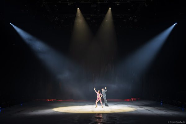 Stimmungsvolle Momente von HOLIDAY ON ICE – CINEMA OF DREAMS auf dem Eis