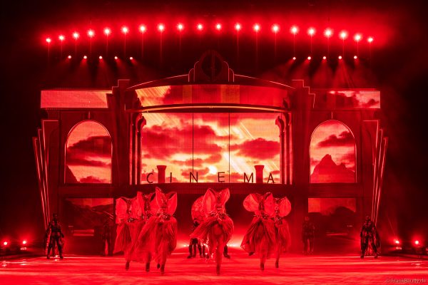 CINEMA OF DREAMS – cineastische Szenen und opulente Kostüme auf der Eisfläche