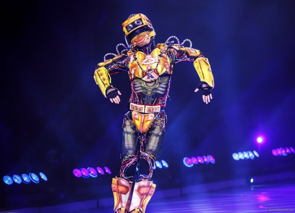 Skater im Roboterkostüm zeigt eindrucksvolle Eiskunstlauf-Momente