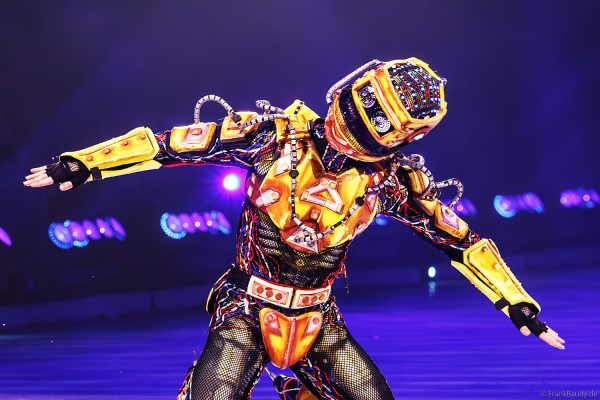 Futuristische Szene: Skater im Roboterkostüm auf dem Eis