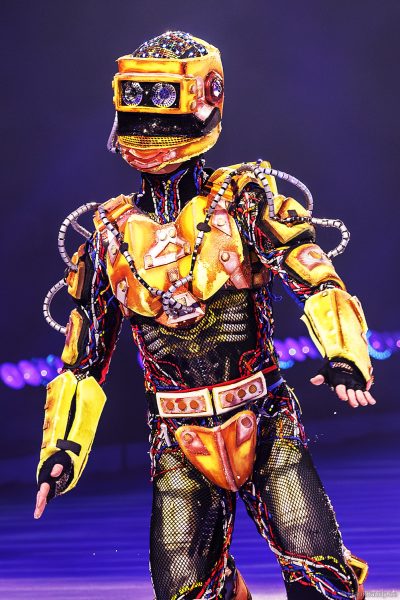 Futuristische Szene: Skater im Roboterkostüm auf dem Eis