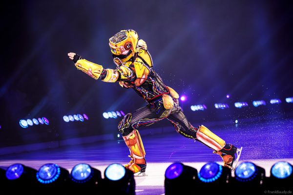 Roboterkostüm und moderne Eiskunstlauf-Performance auf dem Eis