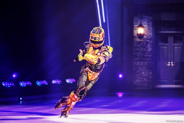Roboterkostüm und moderne Eiskunstlauf-Performance auf dem Eis