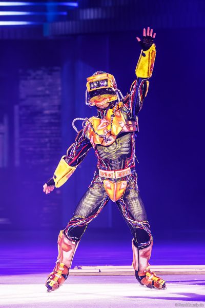 Futuristische Szene: Skater im Roboterkostüm auf dem Eis