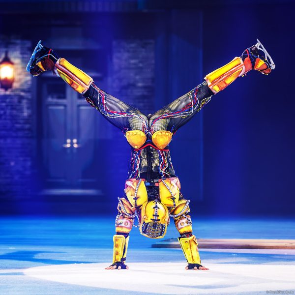 Roboterkostüm und moderne Eiskunstlauf-Performance auf dem Eis