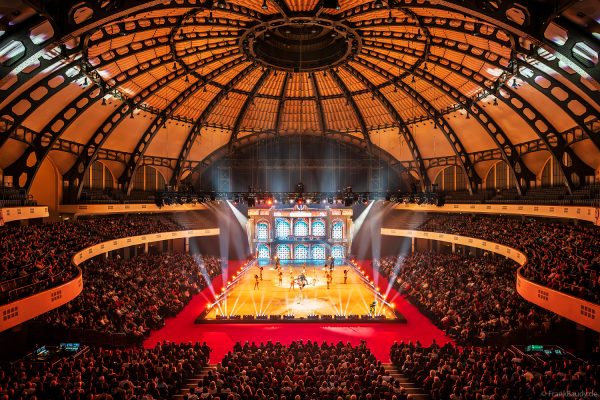 Faszinierende Eiskunstlauf-Momente aus CINEMA OF DREAMS in der Frankfurter Festhalle, visuell beeindruckend