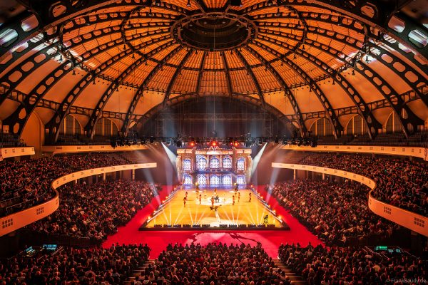 Faszinierende Eiskunstlauf-Momente aus CINEMA OF DREAMS in der Frankfurter Festhalle, visuell beeindruckend