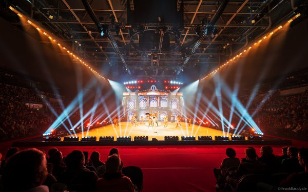 Atemberaubende Momente in der Show CINEMA OF DREAMS mit spektakulärem Eiskunstlauf