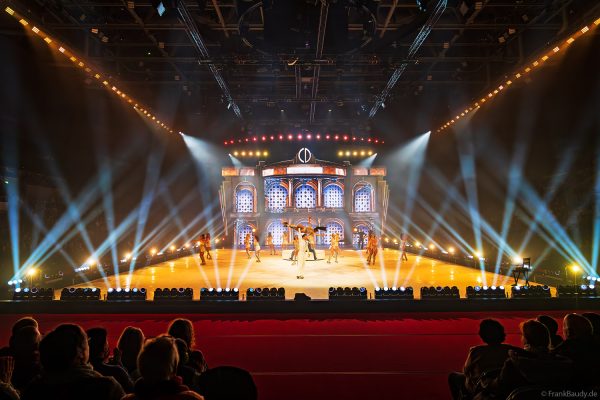 Atemberaubende Momente in der Show CINEMA OF DREAMS mit spektakulärem Eiskunstlauf