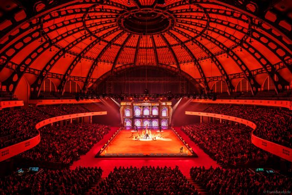 HOLIDAY ON ICE präsentiert mit CINEMA OF DREAMS großes Kino auf dem Eis