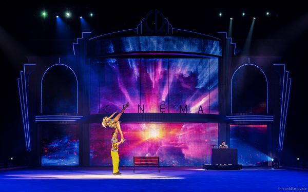 Max Giesinger sorgt in CINEMA OF DREAMS bei HOLIDAY ON ICE für Gänsehautmomente