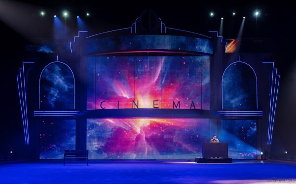 Max Giesinger sorgt in CINEMA OF DREAMS bei HOLIDAY ON ICE für Gänsehautmomente