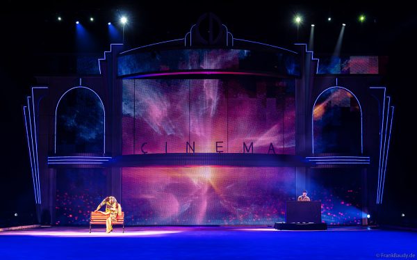 Max Giesinger sorgt in CINEMA OF DREAMS bei HOLIDAY ON ICE für Gänsehautmomente