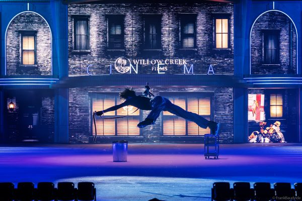 Dynamische Sprünge und Akrobatik bei Cinema of Dreams auf dem Eis
