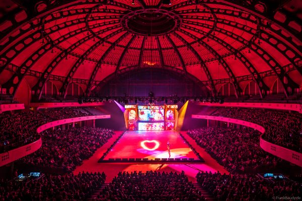 Stimmungsvolle Momente von HOLIDAY ON ICE – CINEMA OF DREAMS auf dem Eis