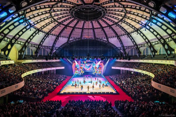 Max Giesinger beim Finale von Cinema of Dreams in der Frankfurter Festhalle