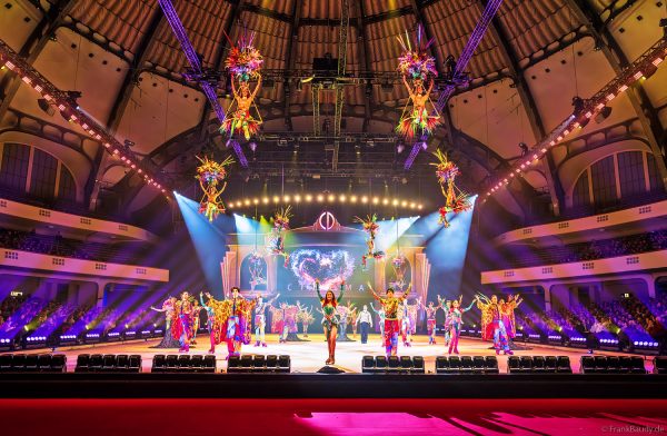 Max Giesinger beim Finale von Cinema of Dreams in der Frankfurter Festhalle