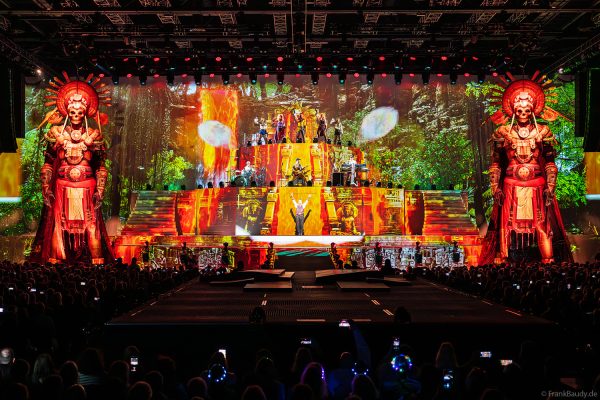 Die Wächter „Skeletons“ mit 11 Metern Höhe mit Videomapping bewachen die Bühne bei DJ BoBo – The Great Adventure