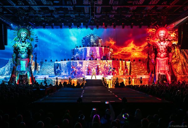Die Wächter „Skeletons“ mit 11 Metern Höhe mit Videomapping bewachen die Bühne bei DJ BoBo – The Great Adventure