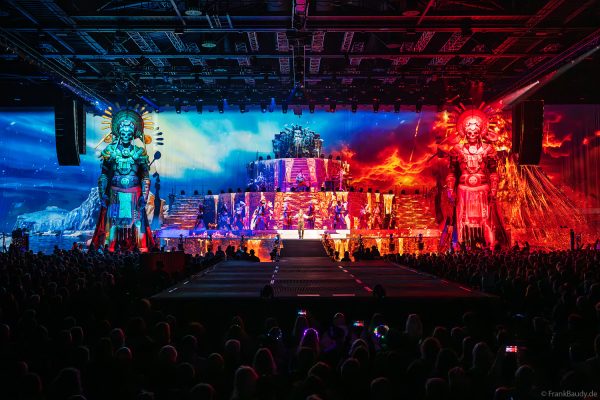 Die Wächter „Skeletons“ mit 11 Metern Höhe mit Videomapping bewachen die Bühne bei DJ BoBo – The Great Adventure