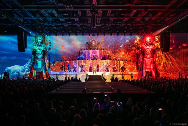 Die Wächter „Skeletons“ mit 11 Metern Höhe mit Videomapping bewachen die Bühne bei DJ BoBo – The Great Adventure