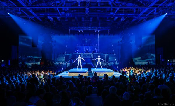 Ein Highlight der Show DJ BoBo – The Great Adventure sind die Schaukelringturner, die mit Präzision und spektakulärer Dynamik begeistern.