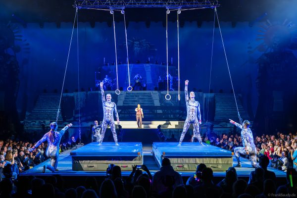 Ein Highlight der Show DJ BoBo – The Great Adventure sind die Schaukelringturner, die mit Präzision und spektakulärer Dynamik begeistern.