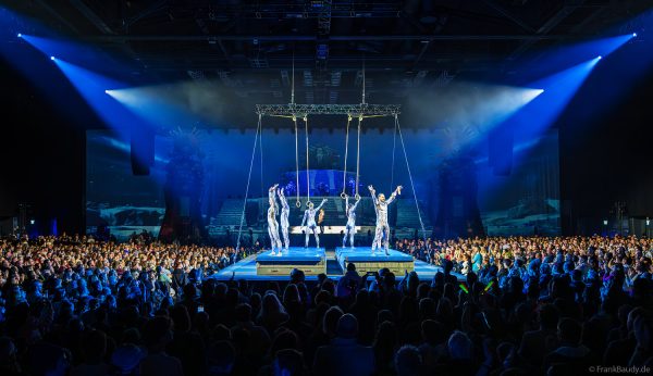 Ein Highlight der Show DJ BoBo – The Great Adventure sind die Schaukelringturner, die mit Präzision und spektakulärer Dynamik begeistern.