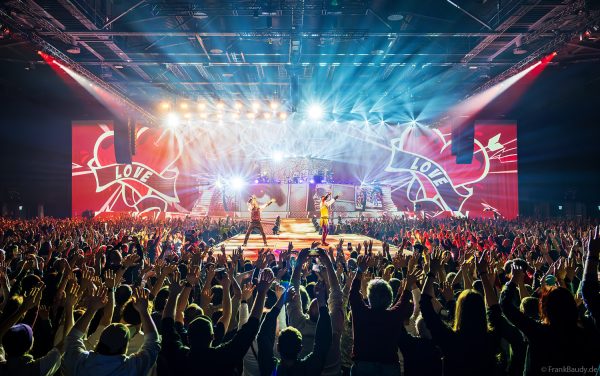 La-Ola-Wellen mit dem Publikum beim Konzert von DJ BoBo – The Great Adventure