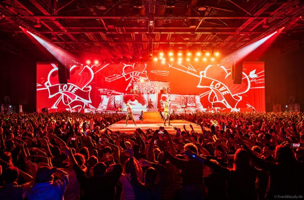 La-Ola-Wellen mit dem Publikum beim Konzert von DJ BoBo – The Great Adventure