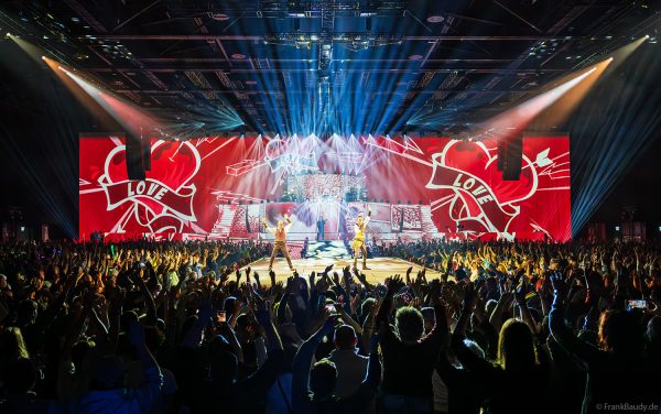 La-Ola-Wellen mit dem Publikum beim Konzert von DJ BoBo – The Great Adventure