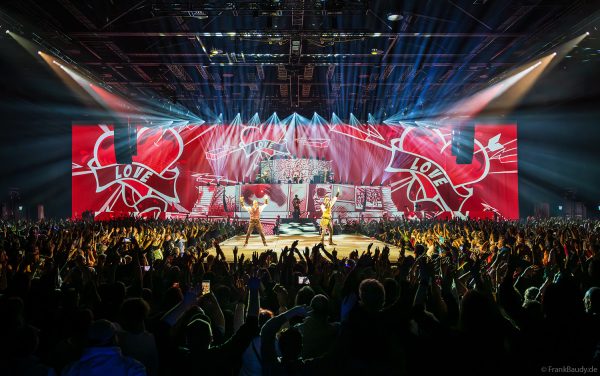 La-Ola-Wellen mit dem Publikum beim Konzert von DJ BoBo – The Great Adventure