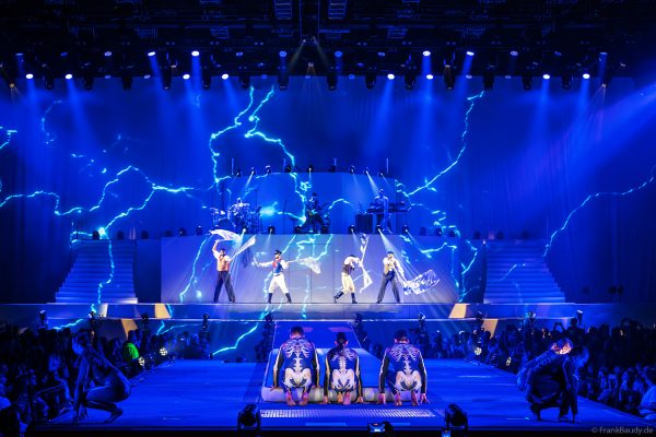 Turner bei kraftvoller Performance beim Konzert von DJ BoBo – THE GREAT ADVENTURE im Europa-Park
