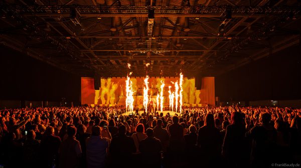 Riesige Flammensäulen umgeben DJ BoBo, Nancy Baumann, Jesse Ritch und Kate Matl beim Konzert von DJ BoBo – THE GREAT ADVENTURE im Europa-Park