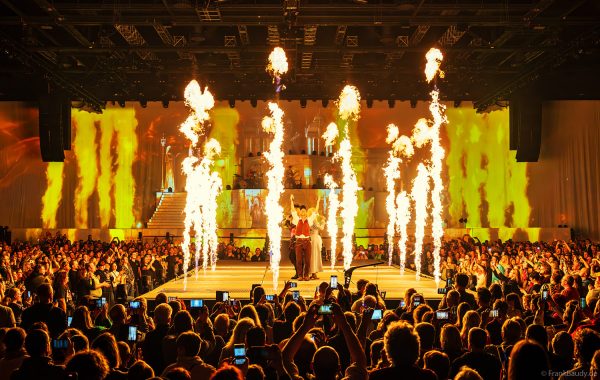 Riesige Flammensäulen umgeben DJ BoBo, Nancy Baumann, Jesse Ritch und Kate Matl beim Konzert von DJ BoBo – THE GREAT ADVENTURE im Europa-Park